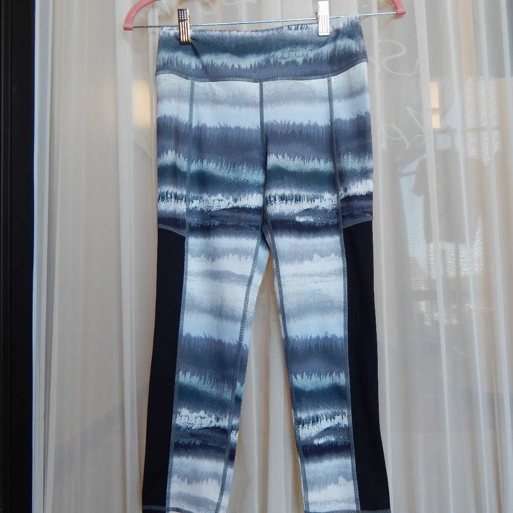 NWT AJ Activewear Capri Leggings Gray & White